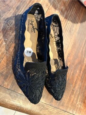 Seychelles Black Lace Pointed-Toe Flats. Size 7W
